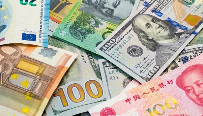 الدولار يتراجع عالميًا أمام العملات الرئيسية وسط توقعات رفع الفائدة الأمريكية