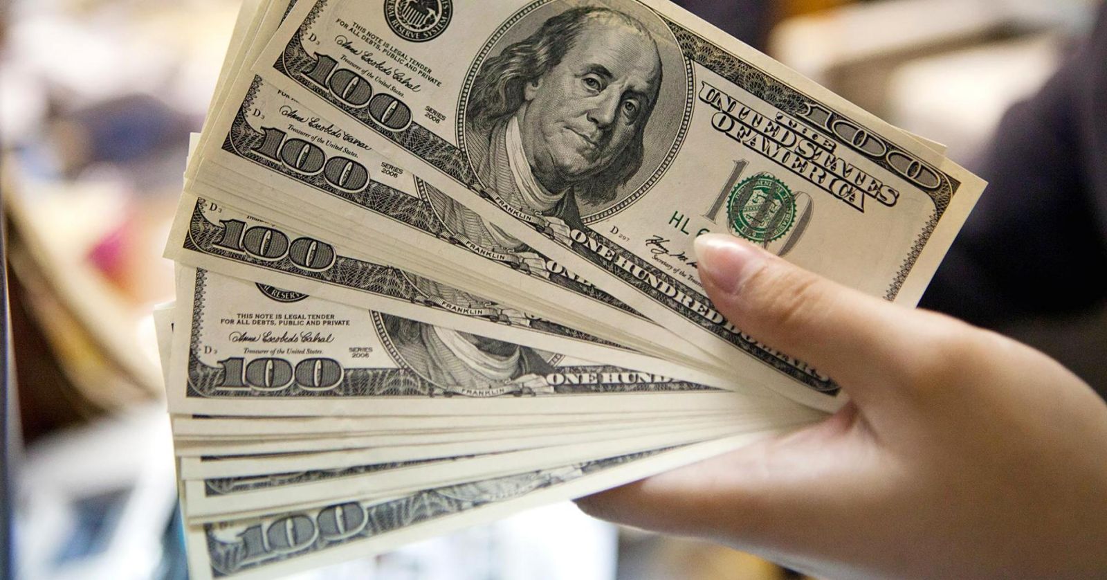 سعر الدولار اليوم بختام تعاملات الأربعاء.. الأخضر يقلّص خسائره