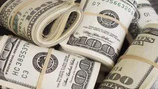 الدولار يقفز قرب أعلى مستوى في 18 شهرًا