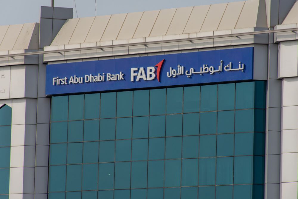 بنك أبوظبي الأول يتجه لجمع 750 مليون دولار من بيع سندات دولارية