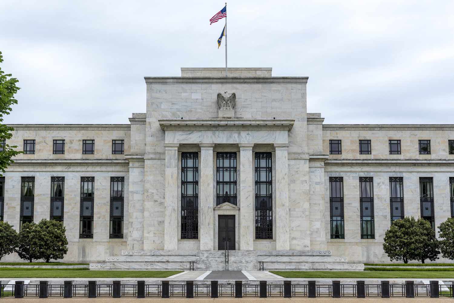 ترامب يطالب الفيدرالي الأمريكي بخفض أسعار الفائدة إلى 1% بعد رفعها أمس