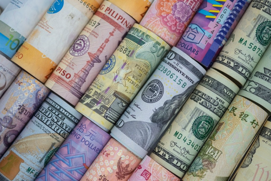الدولار قرب أعلى مستوى في شهرين أمام العملات الرئيسية