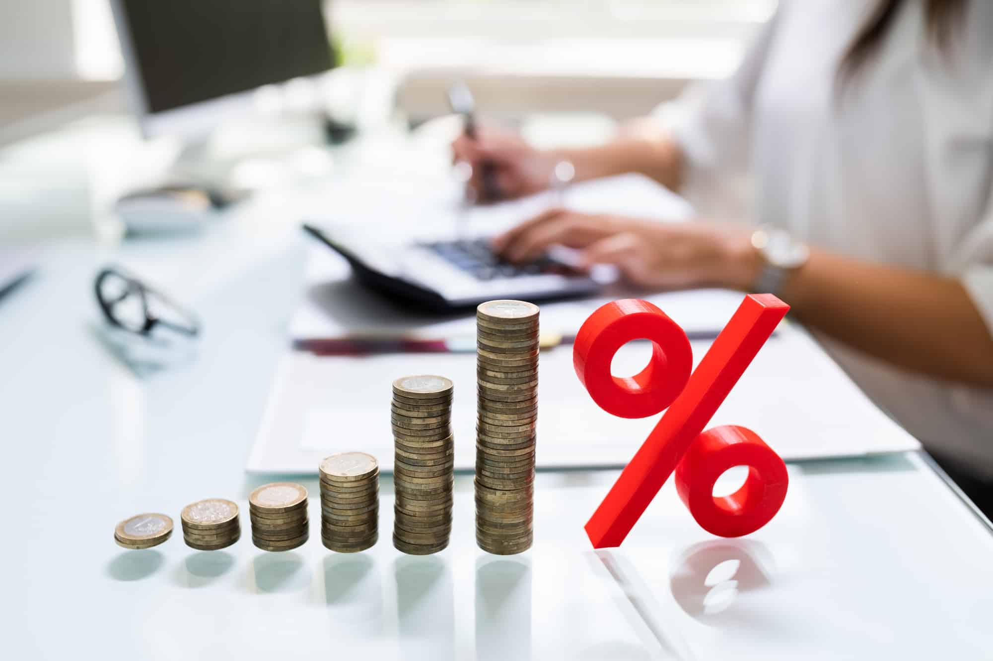 توقعات بتثبيت أسعار الفائدة في اجتماع البنك المركزي القادم.. رأي واحد يرجح رفعها 1%