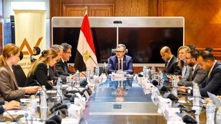وزير التخطيط يلتقي «ستاندرد آند بورز» لمراجعة تصنيف مصر.. الاقتصاد يستهدف نموًا يصل إلى 5.4%