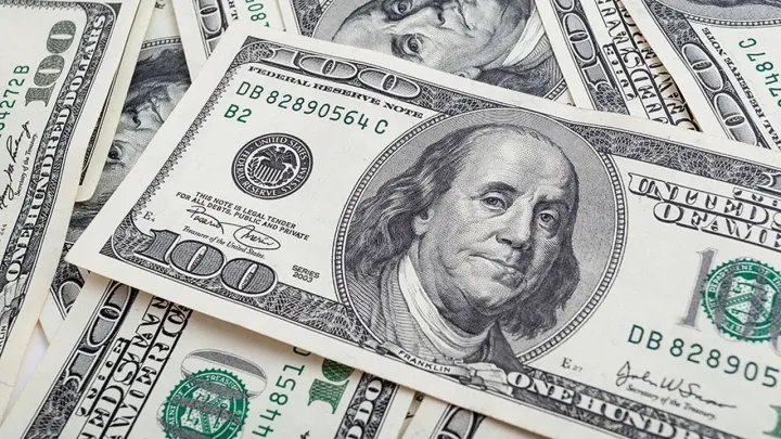 أسعار صرف الدولار بنهاية تعاملات اليوم بعد ارتفاعه لأعلى مستوى في 4 أشهر